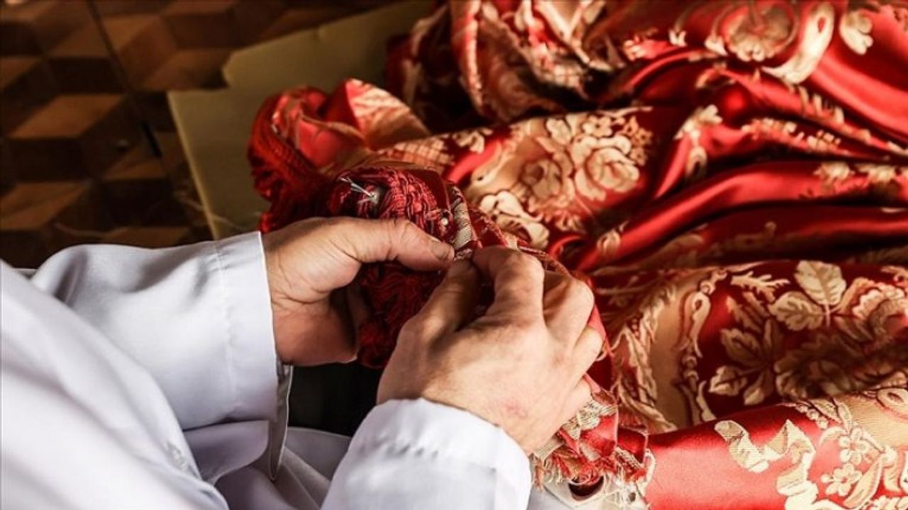 Dolmabahçe Sarayı pencerelerini süsleyen ihtişamlı perdeler titizlikle onarılıyor