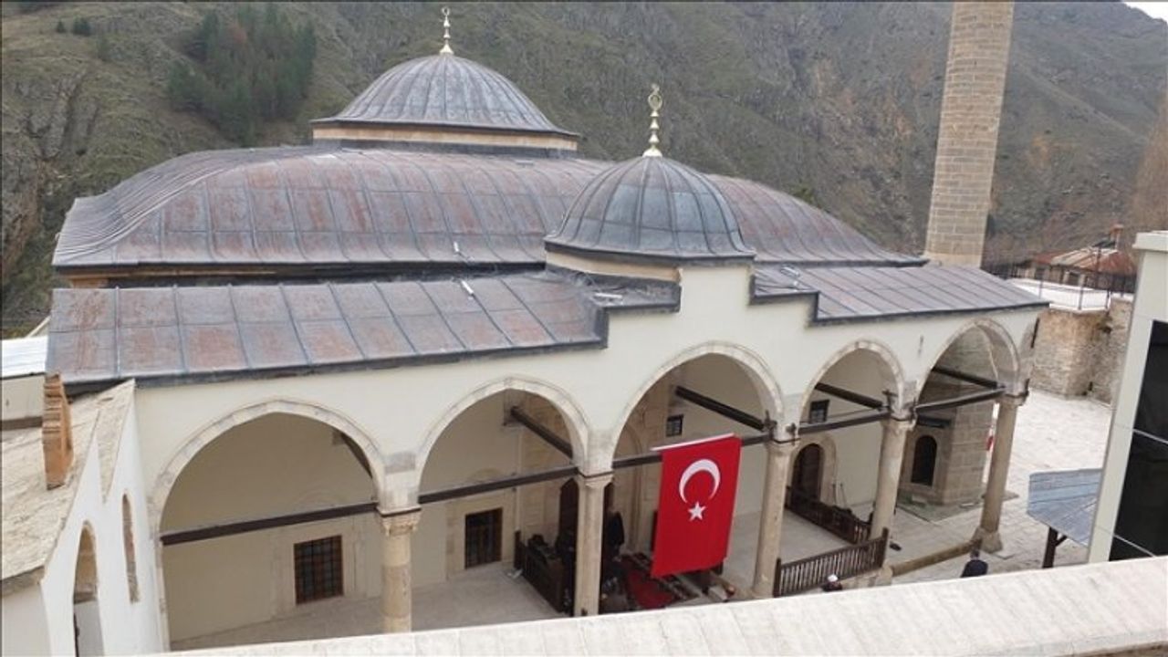 Elazığ'da restorasyonu tamamlanan 228 yıllık cami ibadete açıldı