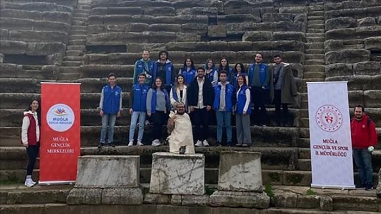 Gönüllü gençler "Gladyatörler Şehri"nde tiyatro sahneledi
