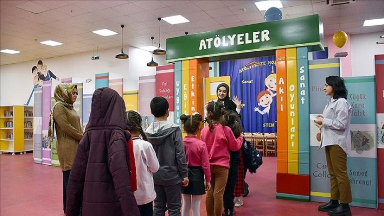 Halk kütüphanesindeki atölye, miniklerin fiziksel ve zihinsel becerilerini artırıyor