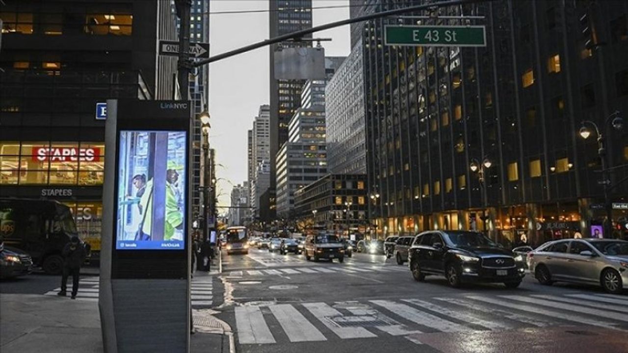 New York'ta reklam panolarında ilk kez bir Türk sanatçının eserleri sergileniyor