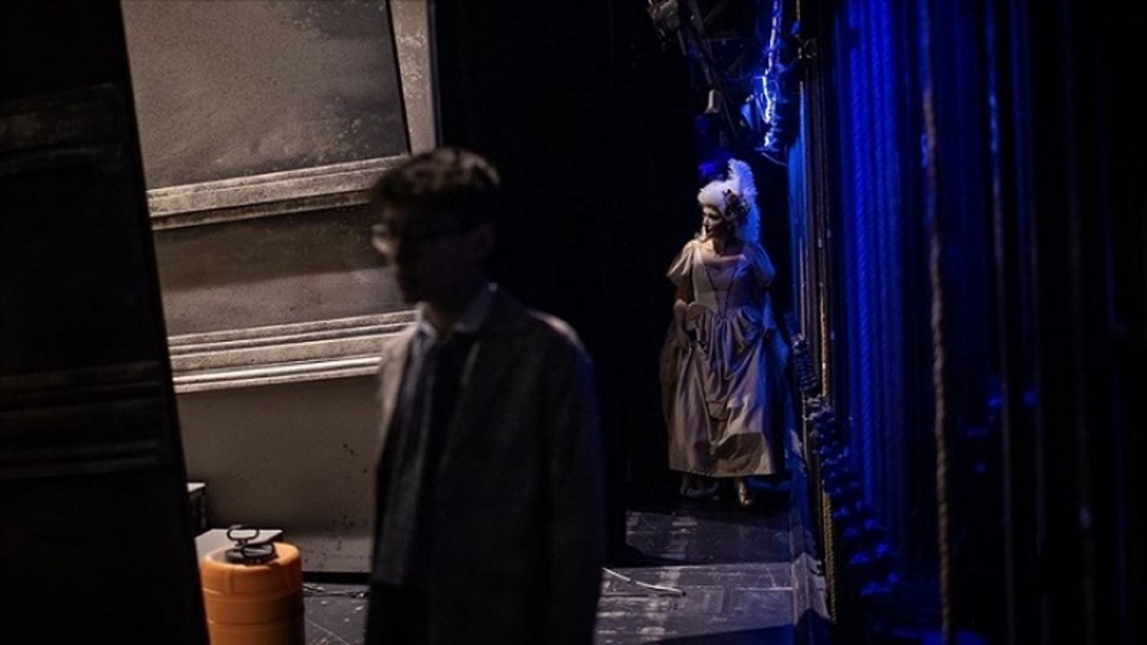 Ölüme mahkum edilen şair Andrea Chenier'i anlatan opera "perde" diyecek