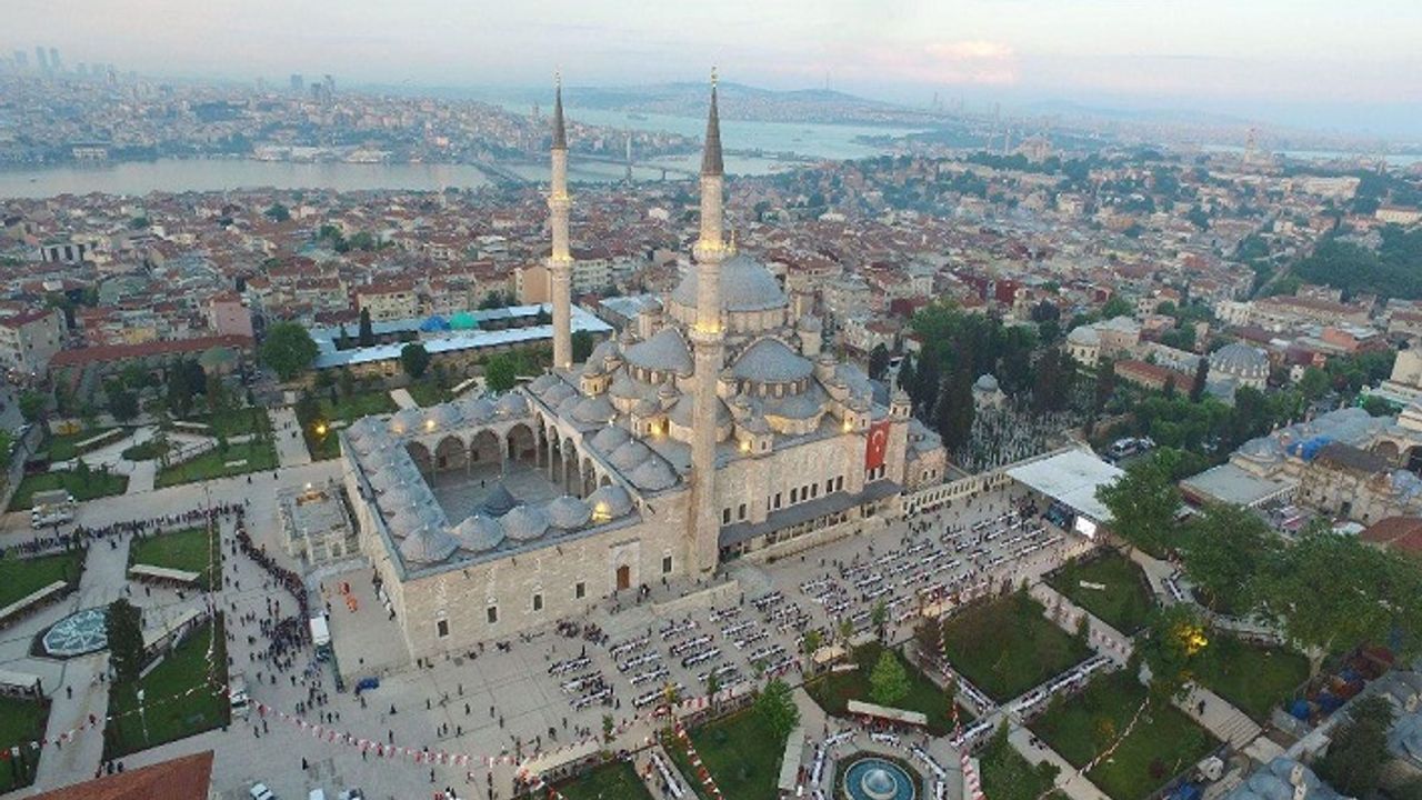 Dr. Ahmet Efe: "Hocamız ders vaktinde, ders mahallinde bulunmaya çok dikkat ederdi."