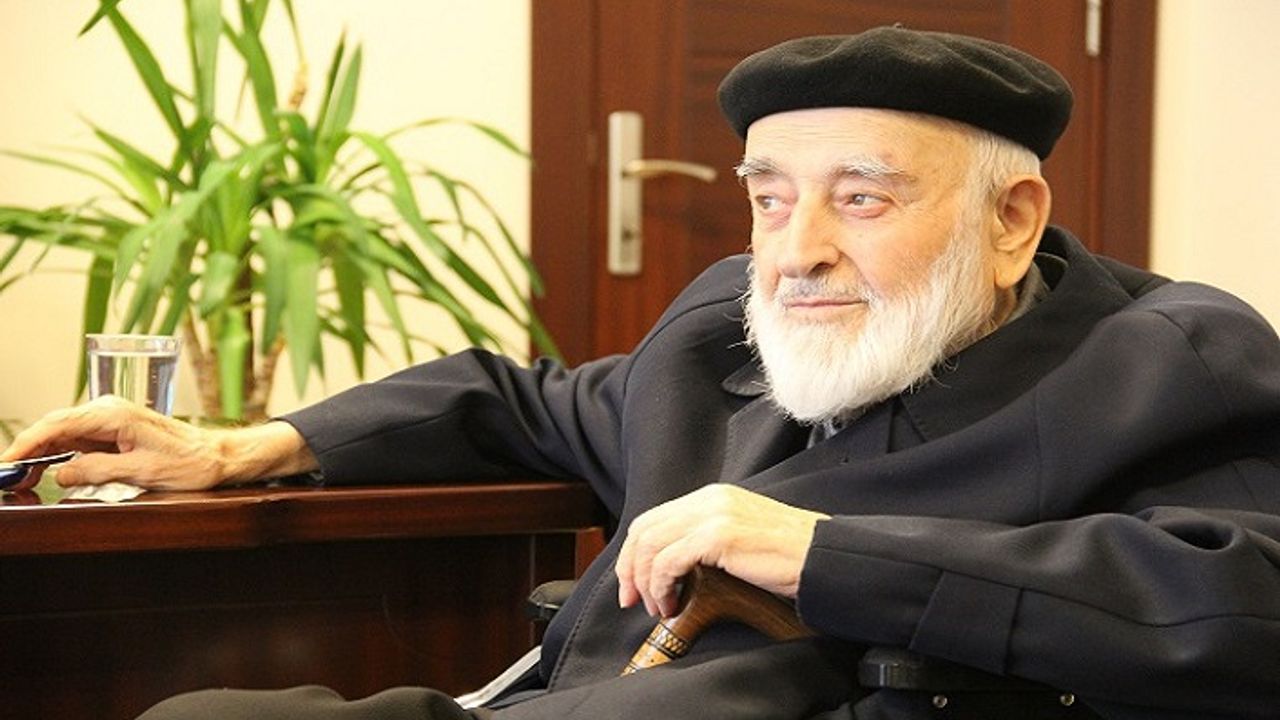 "Hocaefendi, İslâm âleminde eşi az bulunan örnek bir şahsiyetti."