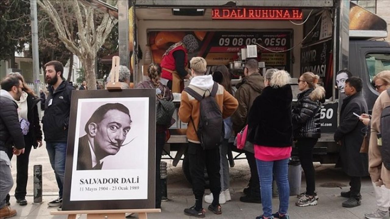 Salvador Dali'nin ölüm yıl dönümünde lokma dağıtıldı