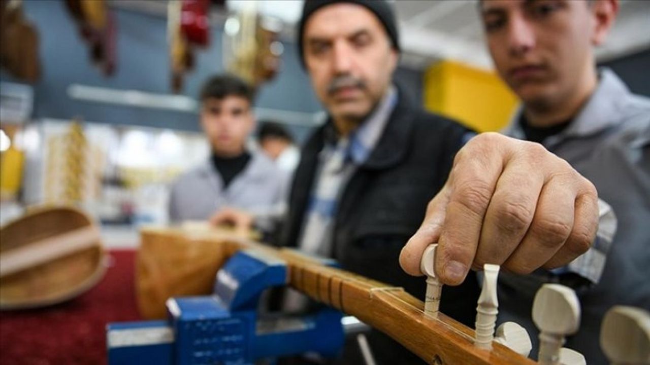 Saz yapım ustası Mustafa öğretmen, 52 yıllık tecrübesini öğrencilerine aktarıyor