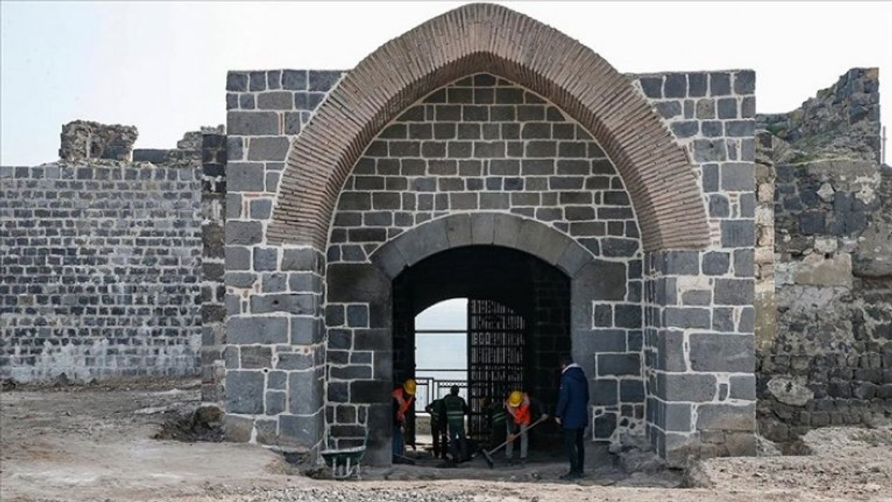 Tarihi surlarda ortaya çıkarılan 1700 yıllık zemin taşları aslına uygun onarılacak