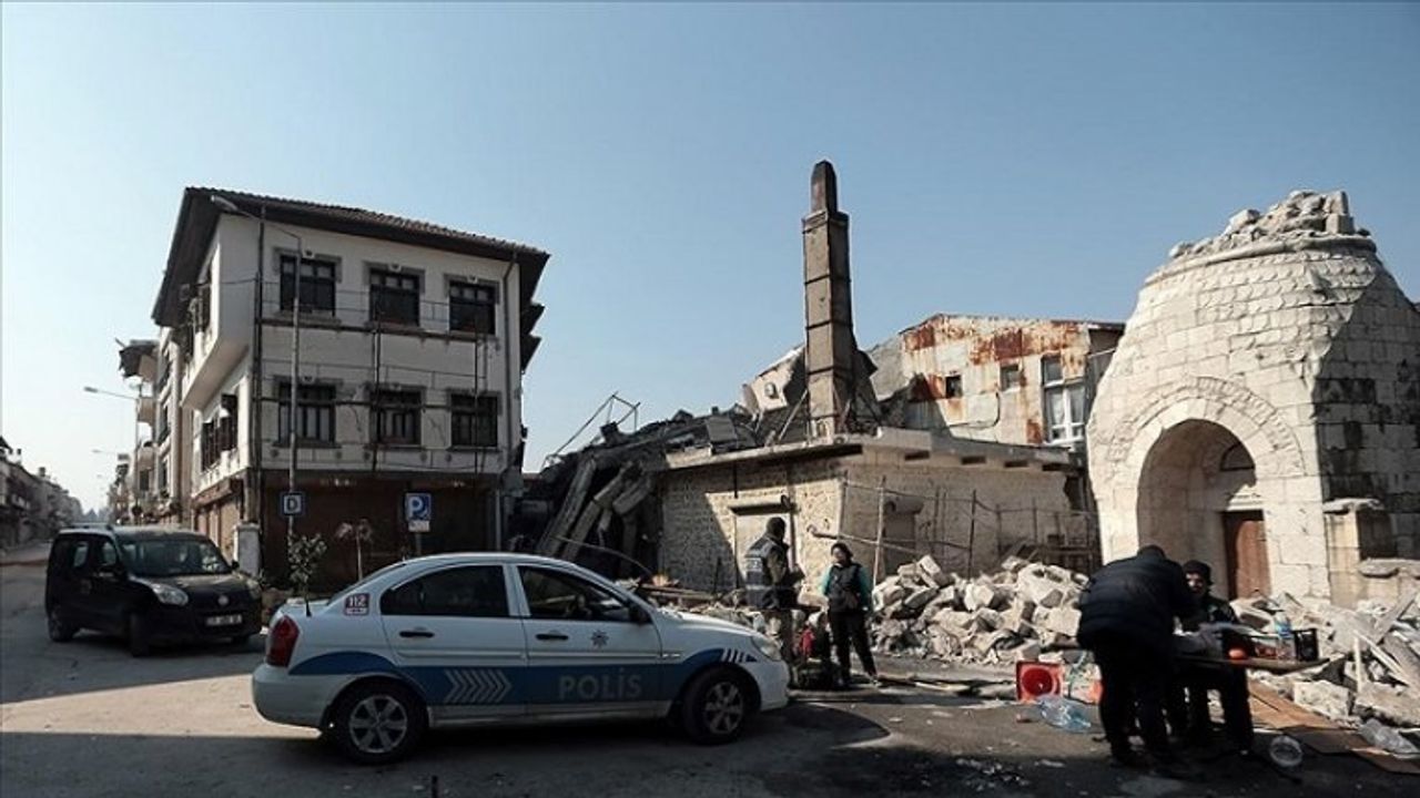 "Hoşgörü Kenti"nde ezan ve çan sesinin birbirine karıştığı yapılar depremden zarar gördü