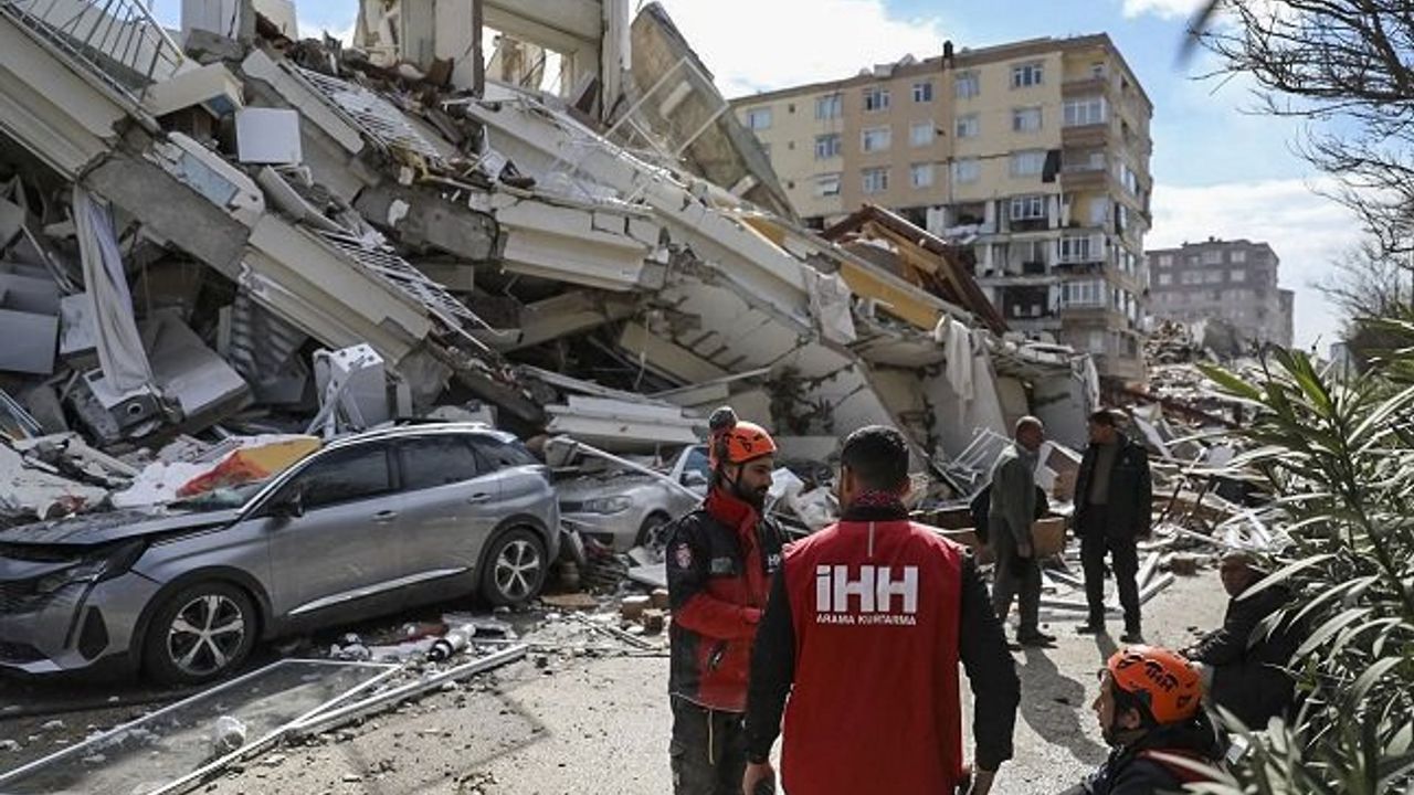 İHH 3 bin 83 kişilik ekibiyle deprem bölgesinde