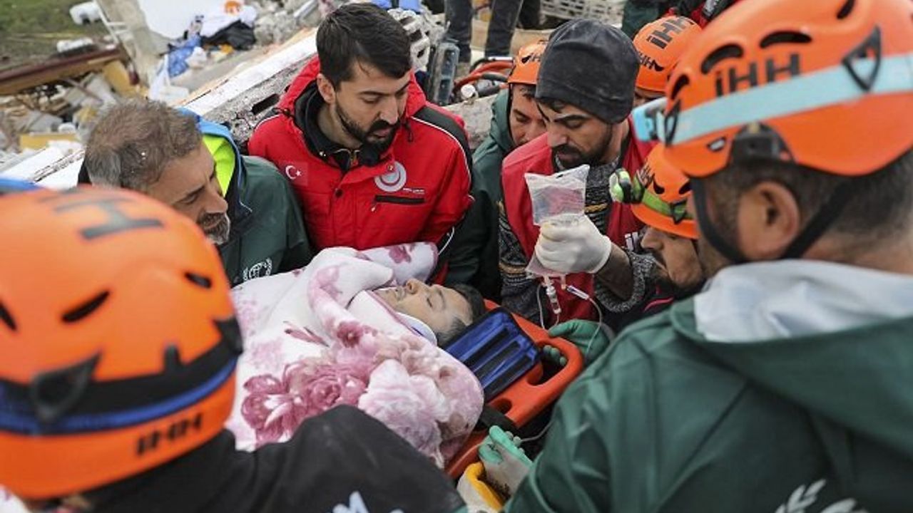 İHH ekipleri 265 kişiyi enkazdan çıkardı