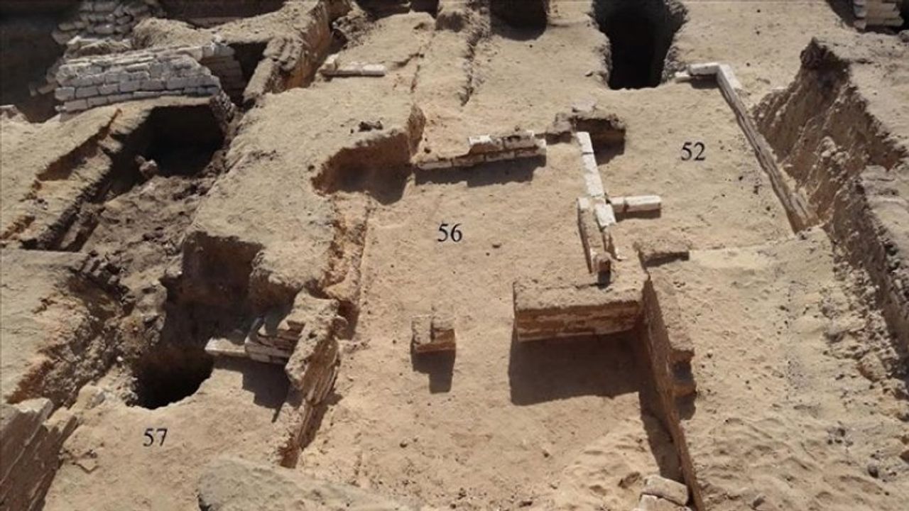 Mısır'da 2 bin yıl öncesine ait 22 antik mezar bulundu