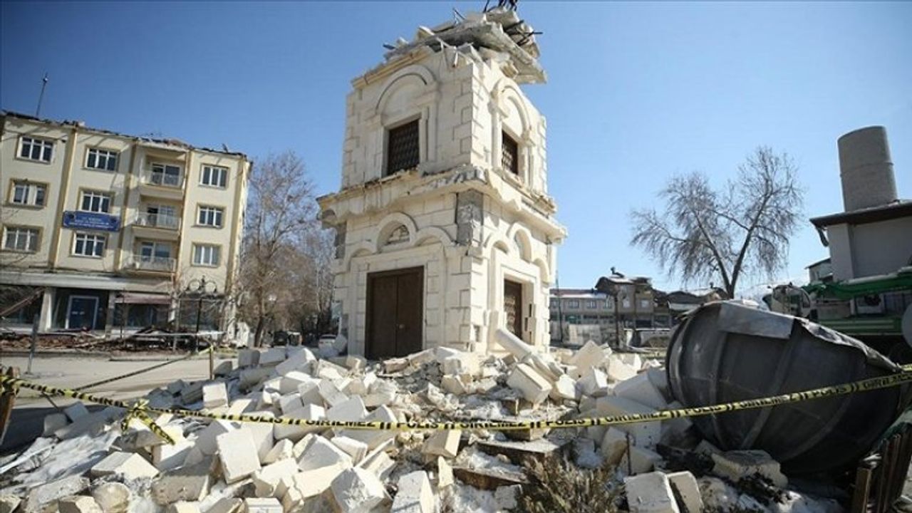 Yeşilyurt'ta depremin tarihi yapılara hasarı havadan görüntülendi