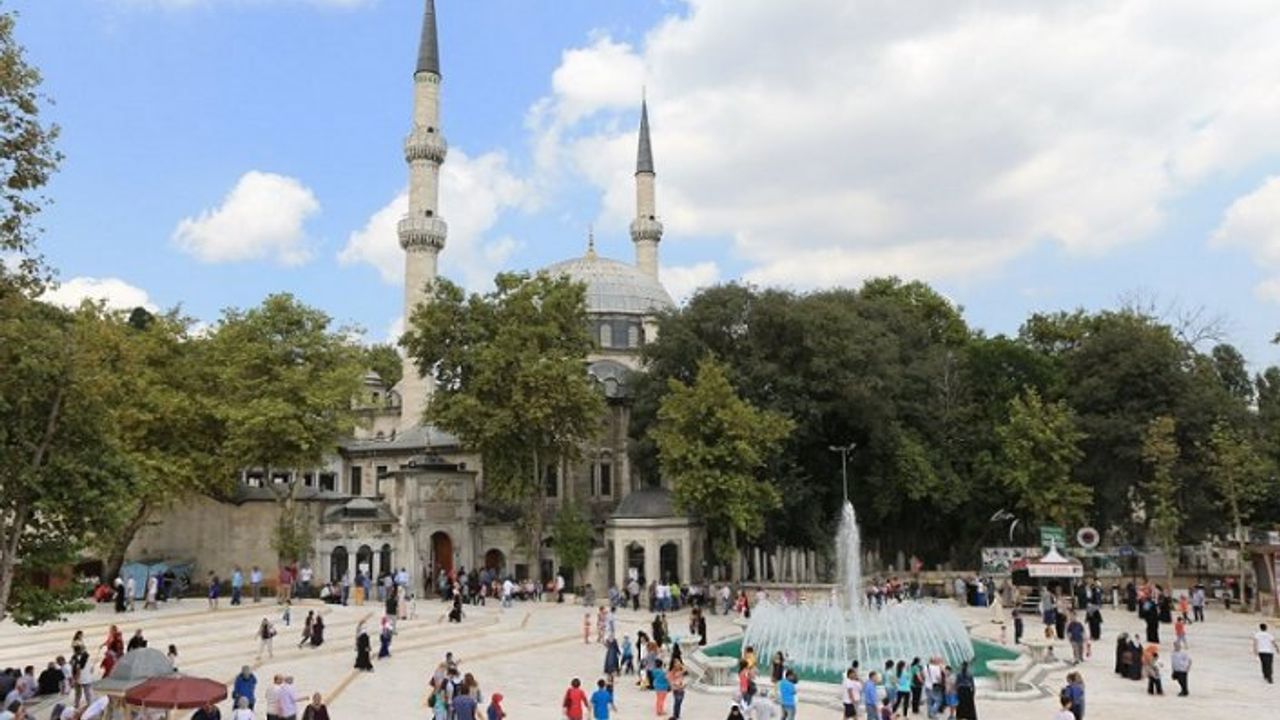 Eyüp Sultan Camii ve Meydanı gül suyuyla Ramazan'a hazırlanıyor.