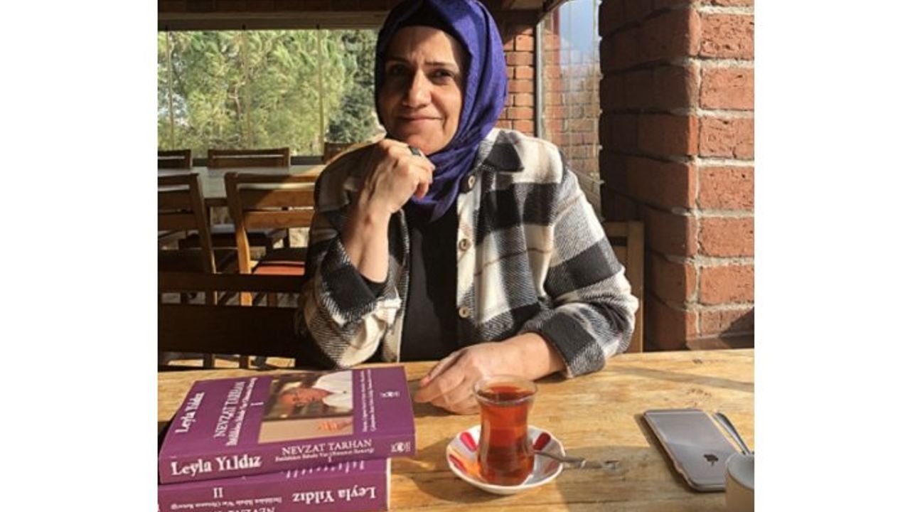 Leyla Yıldız: “Yazmak kişinin kendi mihverinde dönüp durması, okumak ise farklı yörüngelere girmektir.”