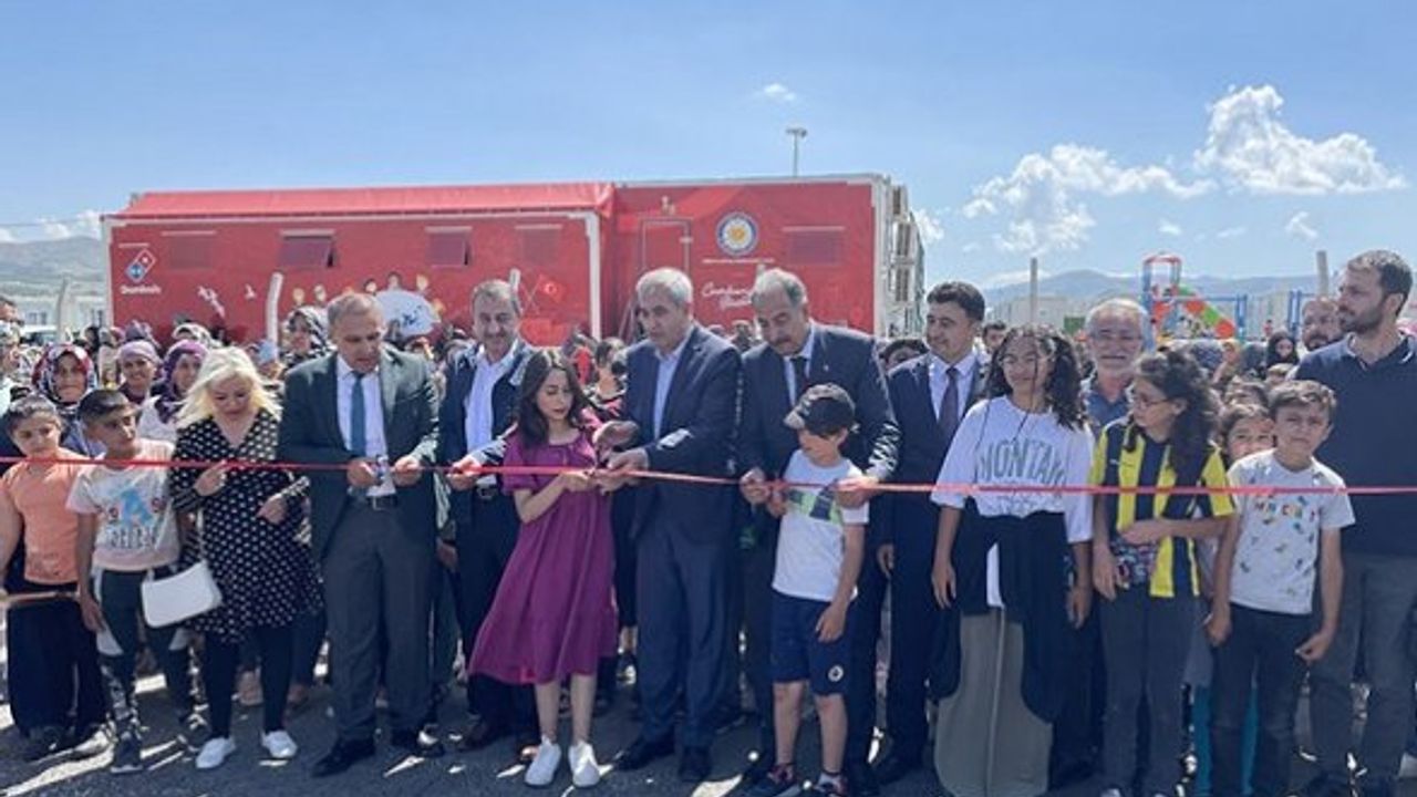 Depremzede lise öğrencisi yaşadığı konteyner kentte resim sergisi açtı