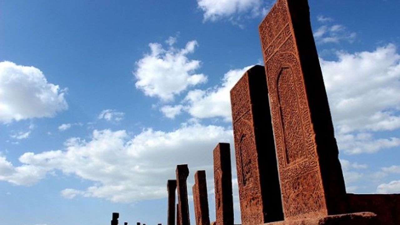Dünyanın en büyük Türk- İslam mezarlığı: Ahlat Selçuklu Mezarlığı