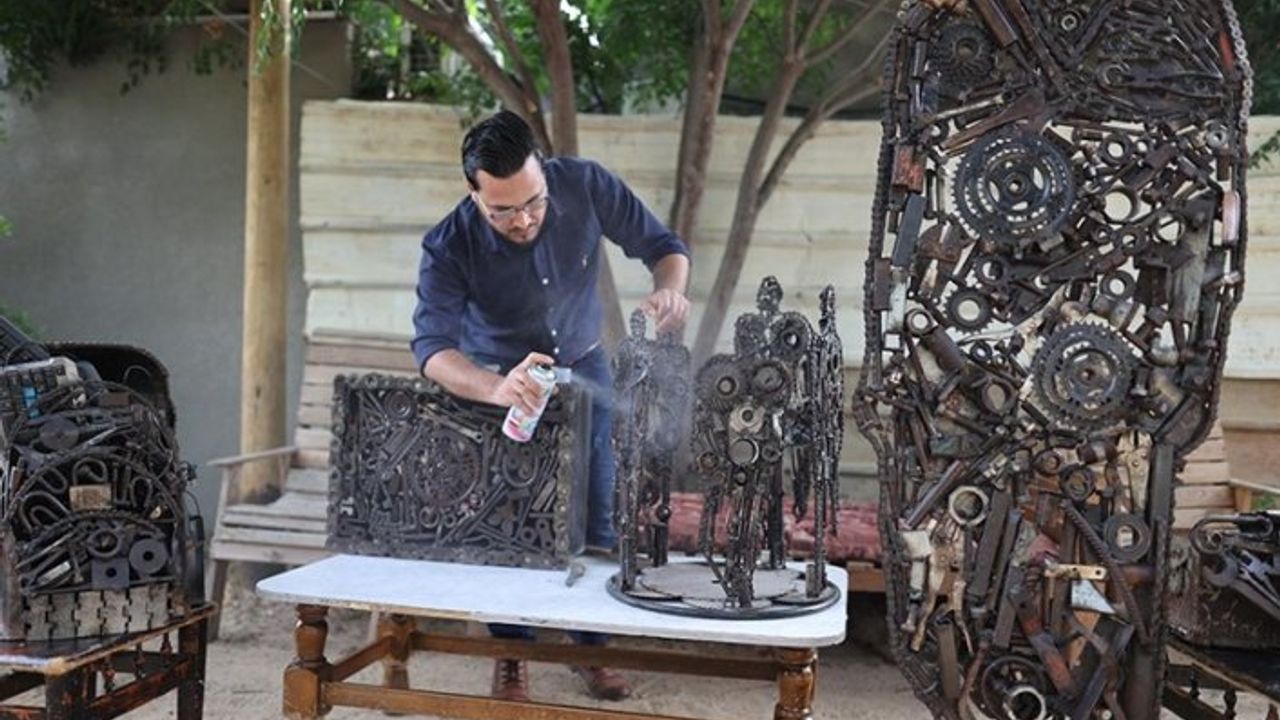 Filistinli genç sanatçı hurda parçalarını sanatsal figürlere dönüştürüyor