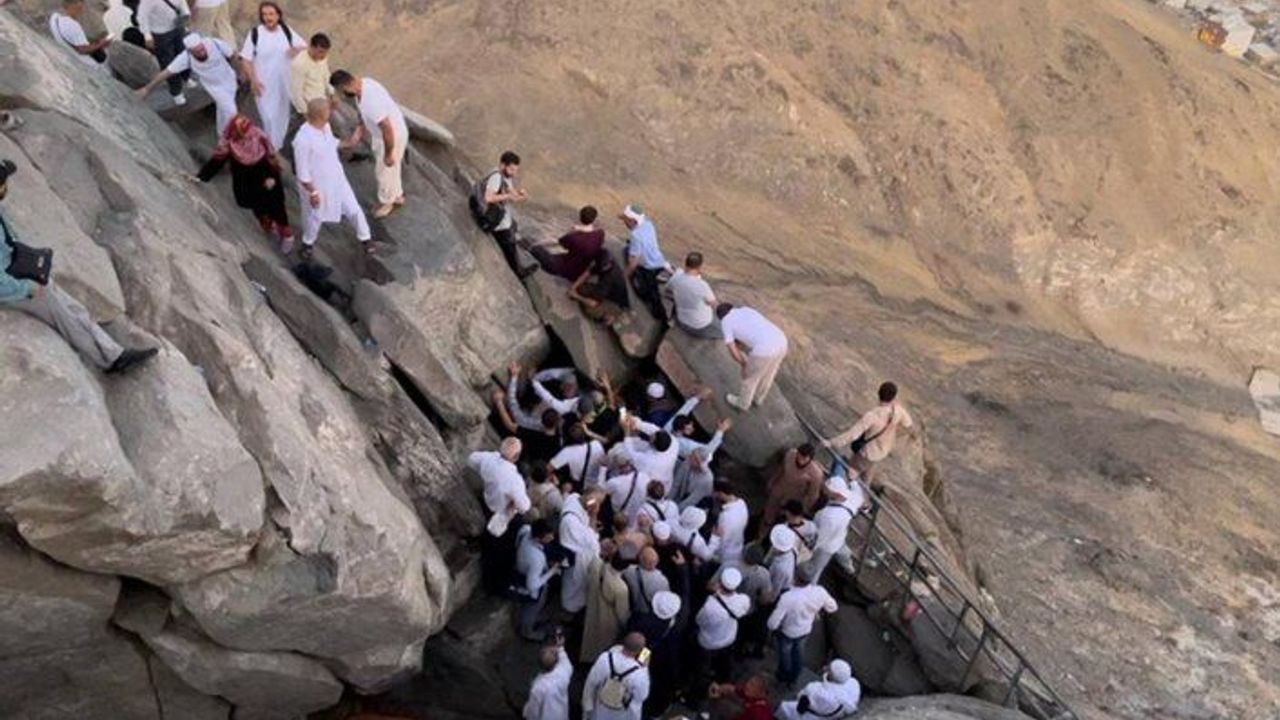 Hacı adaylarının ilk vahyin geldiği Hira Mağarası'na ziyaretleri sürüyor