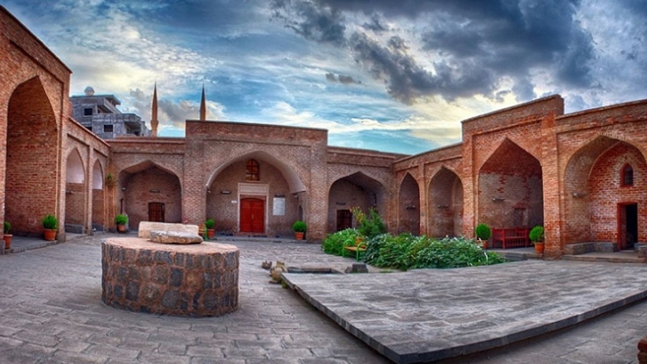 Hz. Nuh makamı, Kırmızı Medrese hep orda!