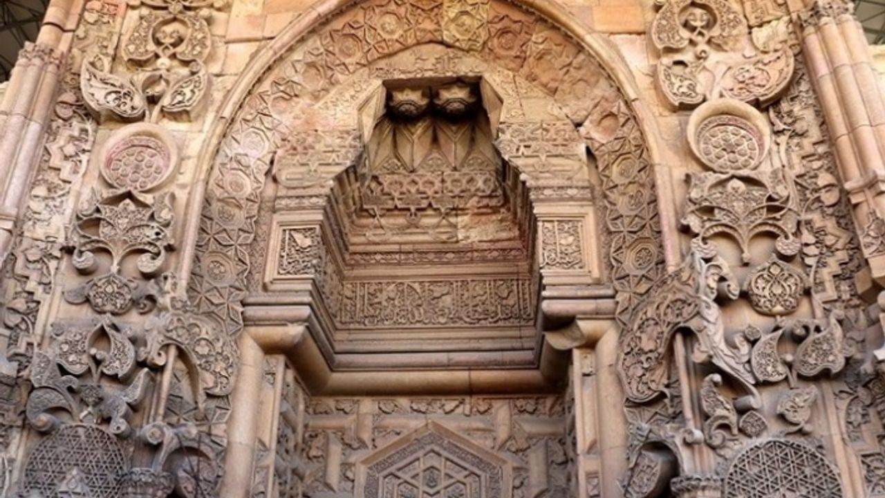 Ulu cami'ye konan kartallar