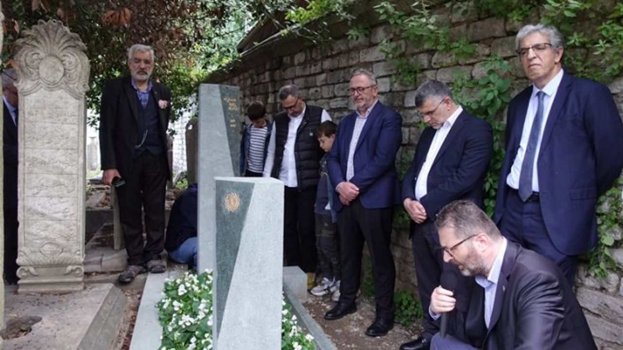 Yazar ve şair Mevlana İdris Zengin kabri başında anıldı