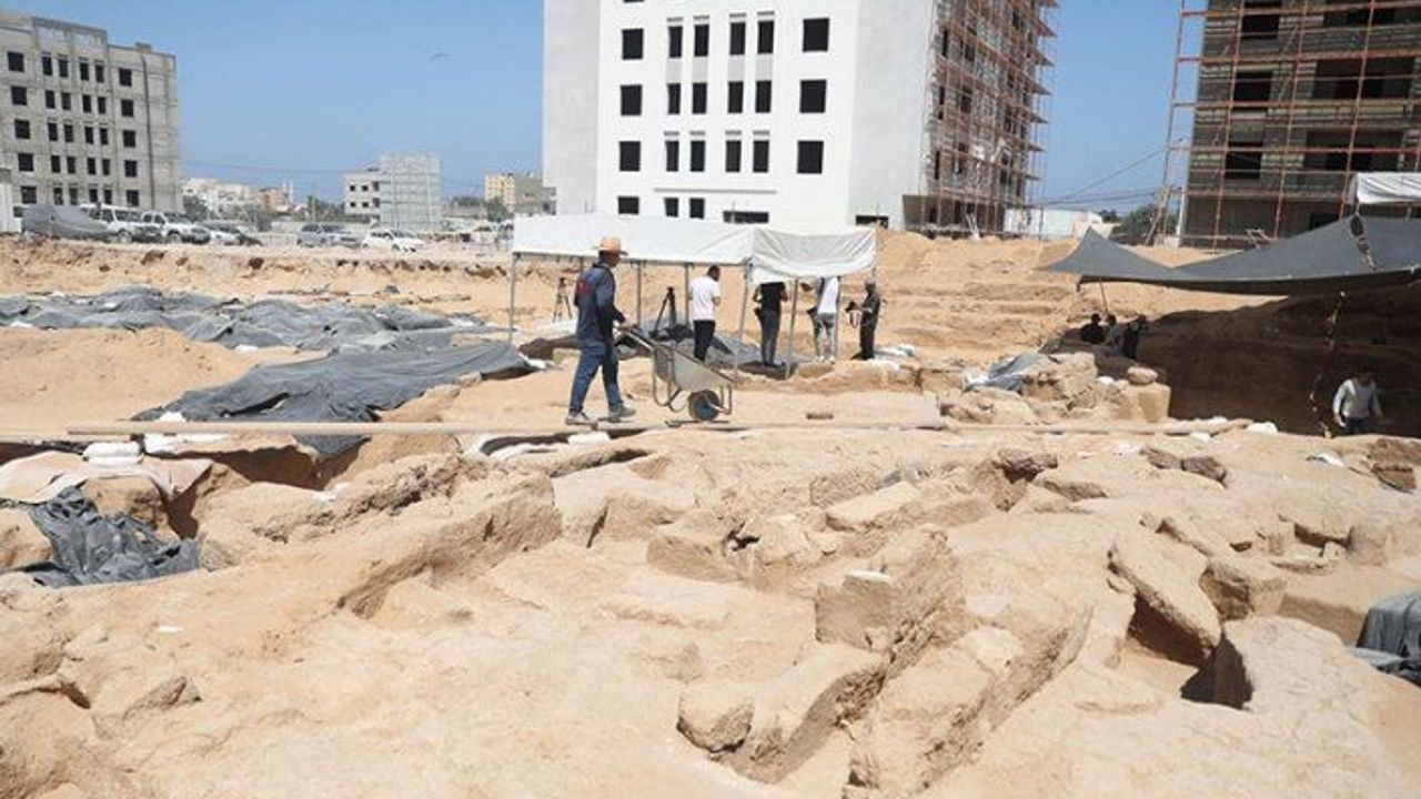 Gazze'de Roma dönemine ait yeni bir kurşun lahit bulundu