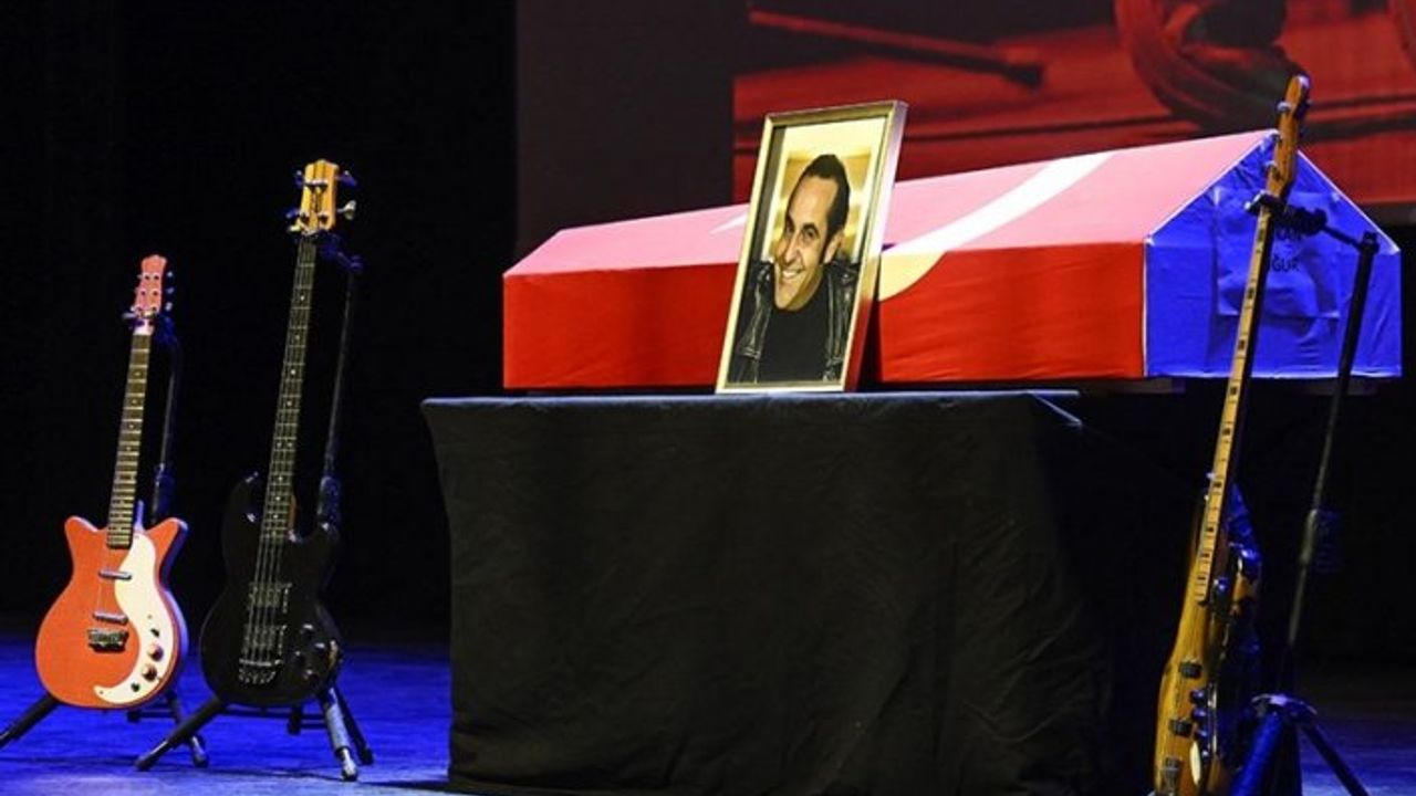 Sanatçı Özkan Uğur için AKM'de tören düzenlendi