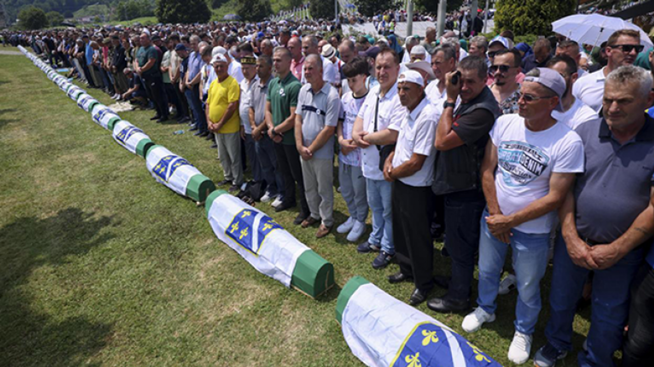 Srebrenitsa soykırımının 30 kurbanı daha toprağa verildi