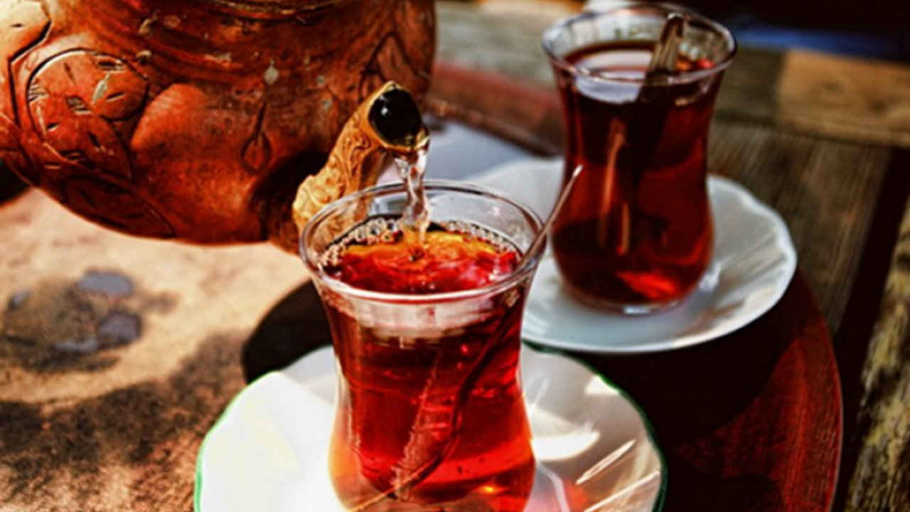 Usta, 'iki çay, biri açık olsun!'