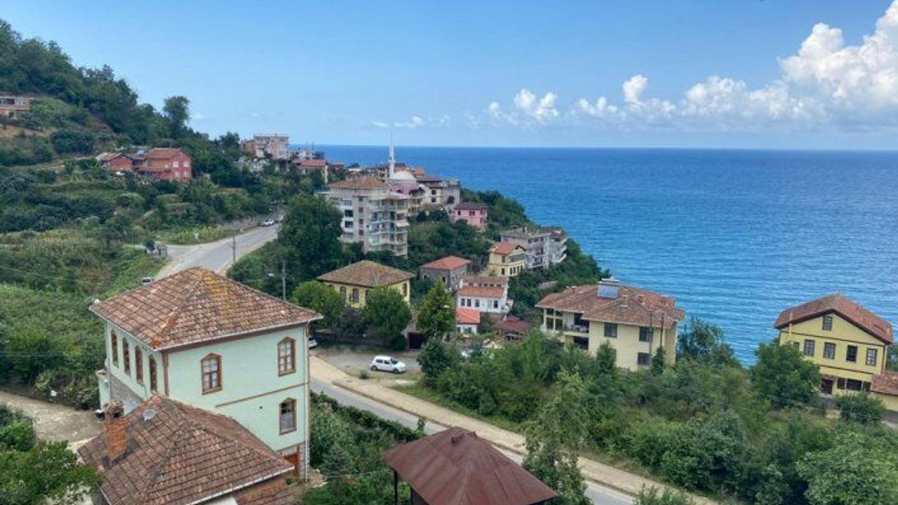 Araklı deyince ay ışığı düşer karanlık gecelere