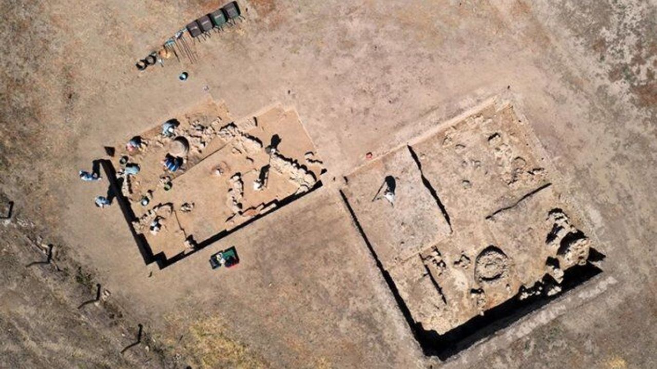 Aydın Tepecik Höyüğü'ndeki kazıda saray benzeri yapı ve tahıl küpleri bulundu