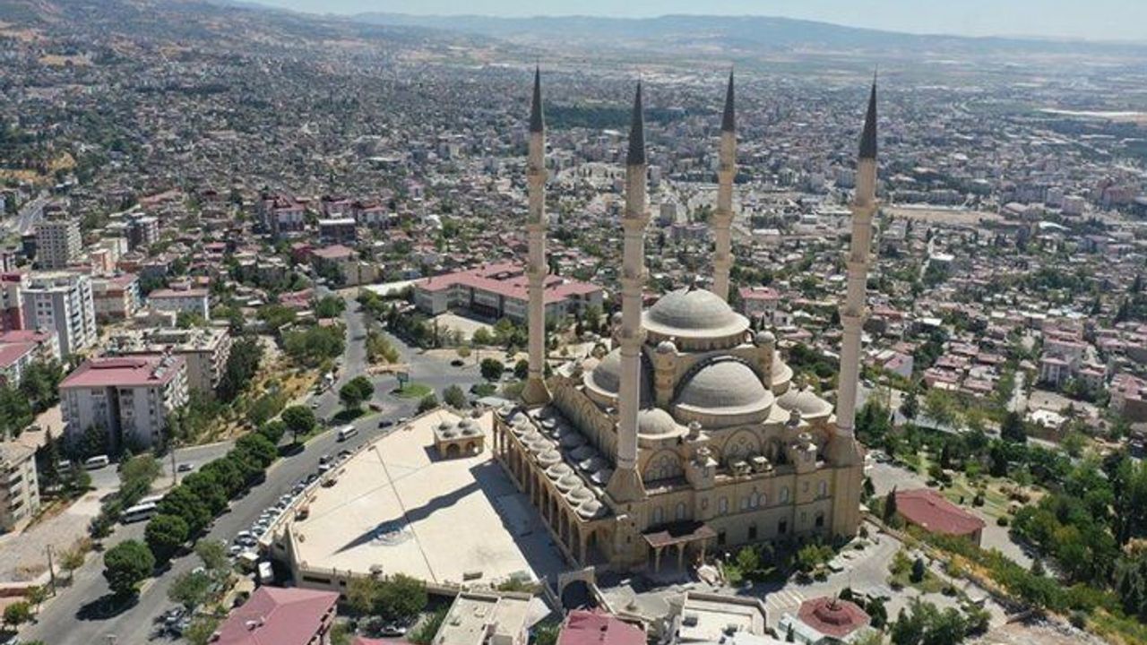 Depremde hasar gören Abdülhamit Han Camisi'ndeki onarım büyük oranda tamamlandı