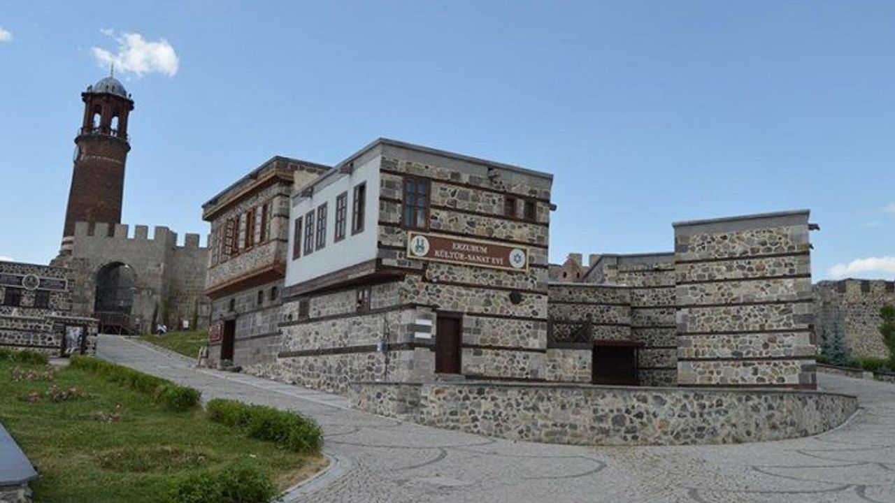 Erzurum'un 'kültür ve sanat evi' ziyaretçilerini tarihi bir yolculuğa çıkarıyor