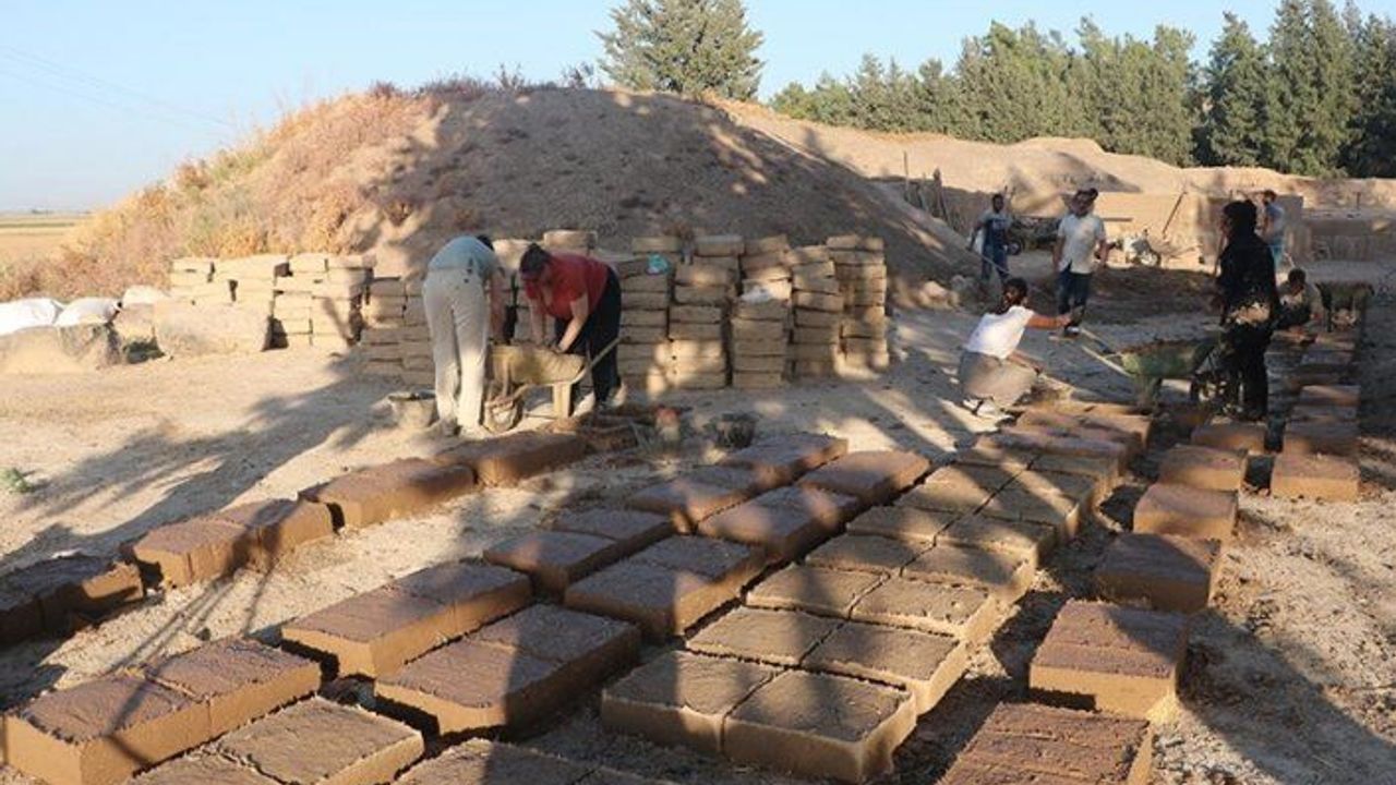 Hatay'da depremlerden etkilenen Aççana Höyük, geleneksel yöntemlerle onarılıyor