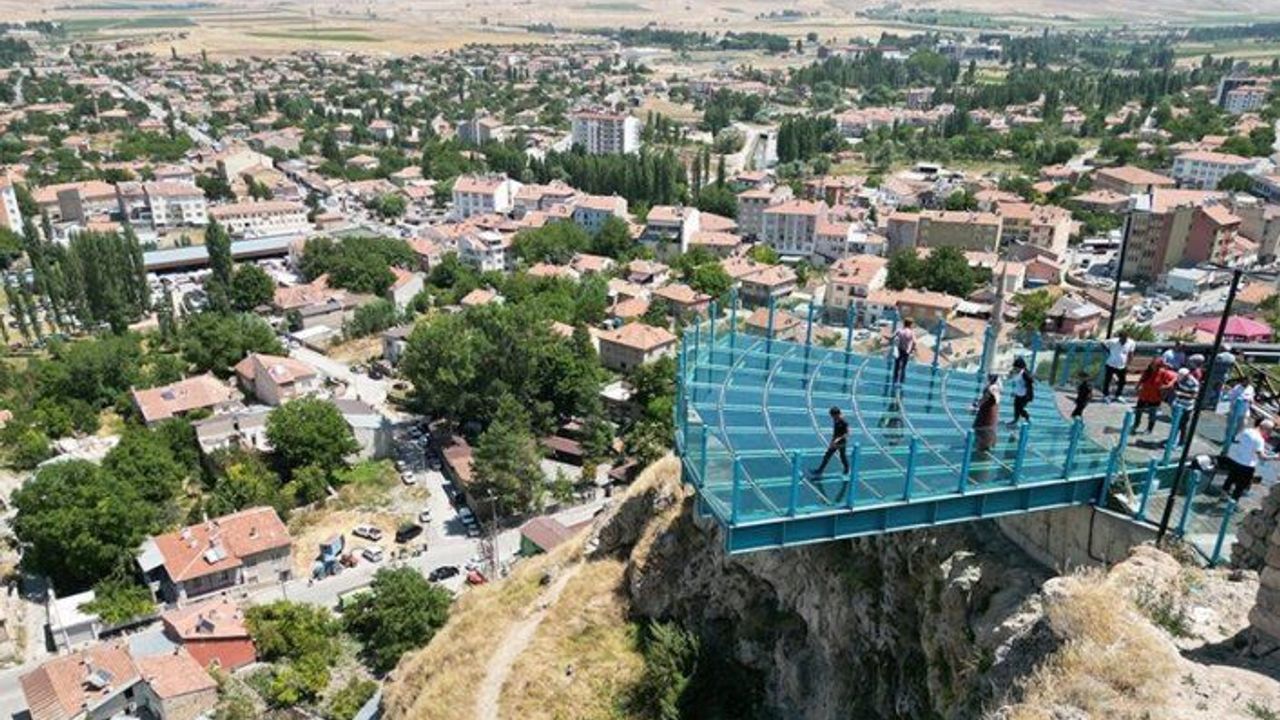 Kayalıklar üzerinde doğanın içinde bir cam teras