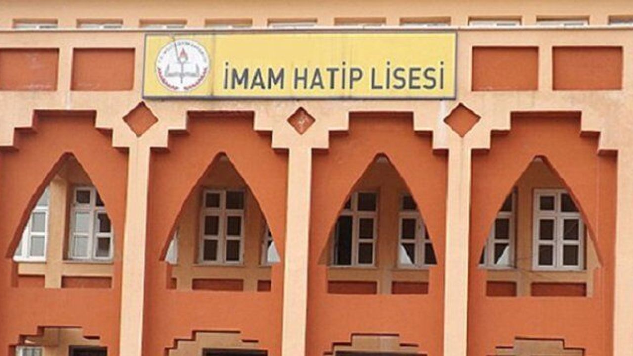 Artık başını örtmeyen imam-hatipli, ilahiyatçı kızlarımız var