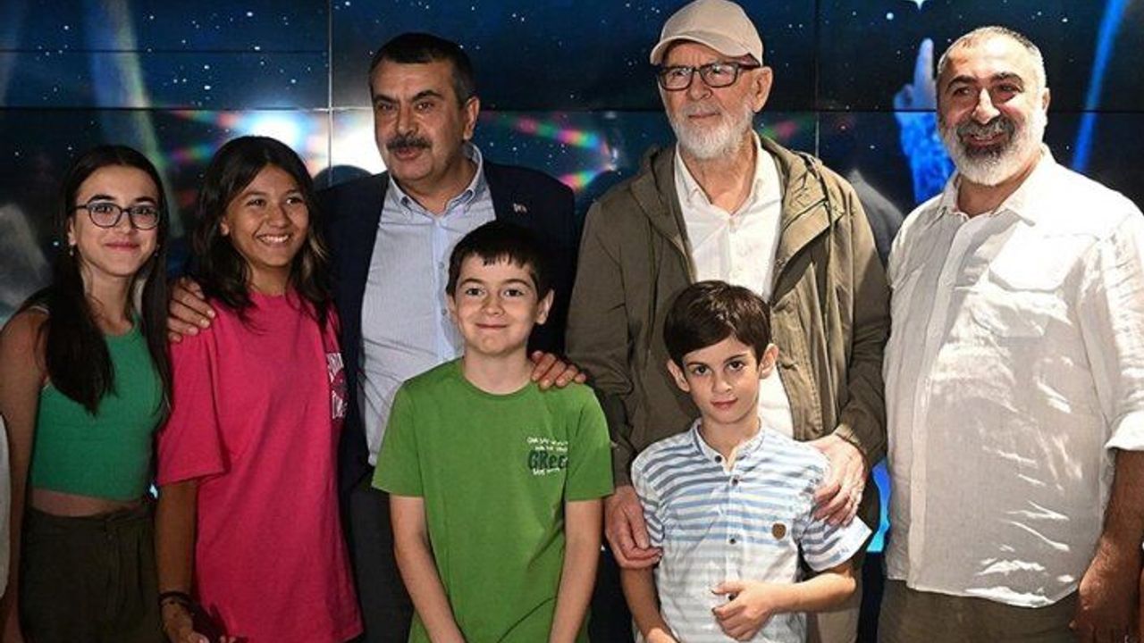Bakan Tekin öğrencilerle 'Yıldız Tozu' filmini izledi