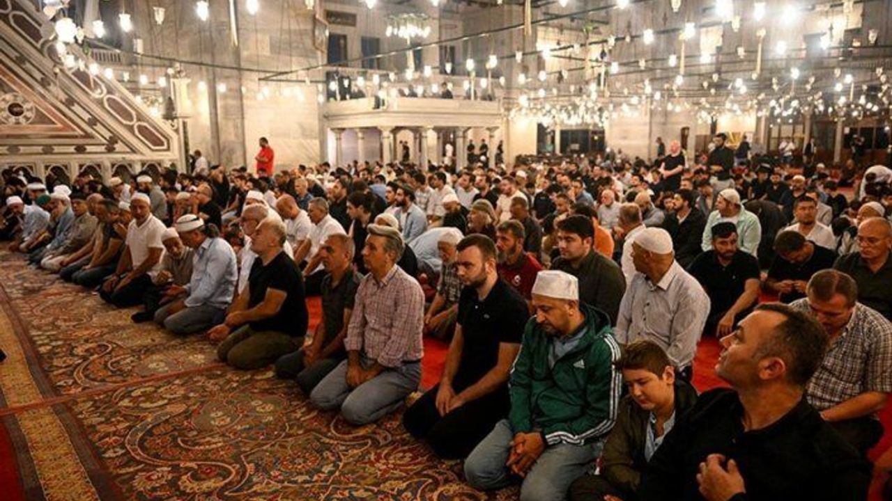 Gençler ve aileler sabah namazında buluştu