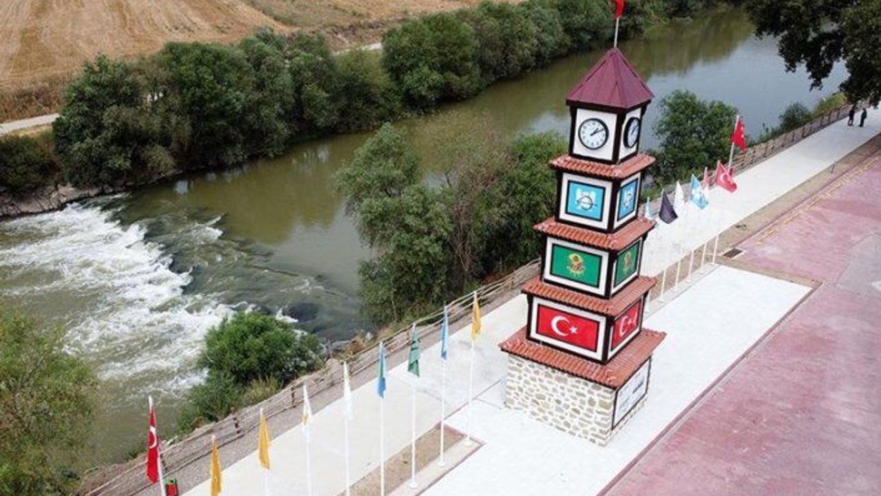 Sakarya Nehri kıyısına Türk hakimiyetini simgeleyen anıt yapıldı