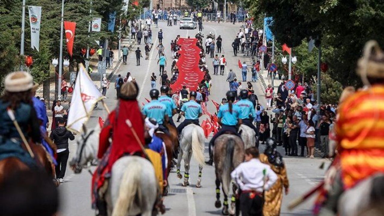 Söğüt Ertuğrul Gazi'yi Anma ve Yörük Şenlikleri'nde kortej yürüyüşü yapıldı