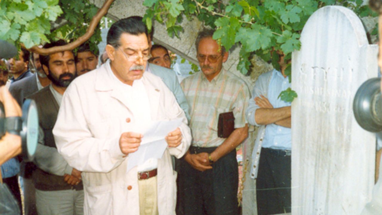 Şair, şairin kabrinde edeble durmuştu