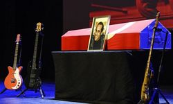 Sanatçı Özkan Uğur için AKM'de tören düzenlendi