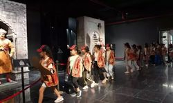 Öğrenciler tarihi mekânlarda tarihi şahsiyetlerle tanışıyor
