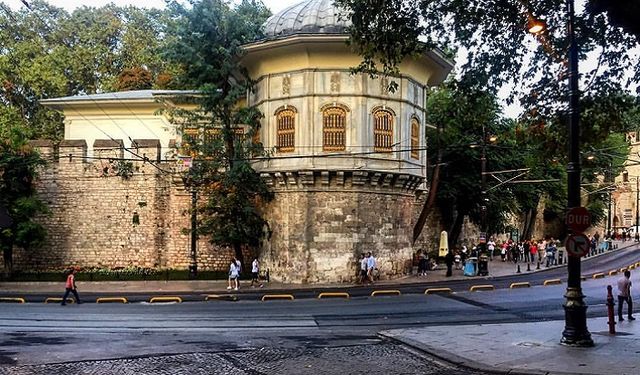 Şehirde bir acil çıkış kapısı
