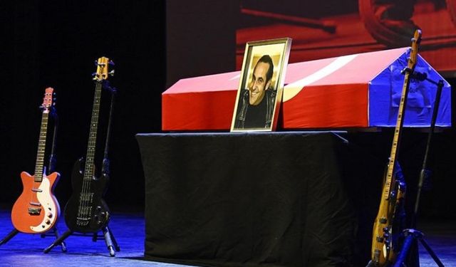 Sanatçı Özkan Uğur için AKM'de tören düzenlendi