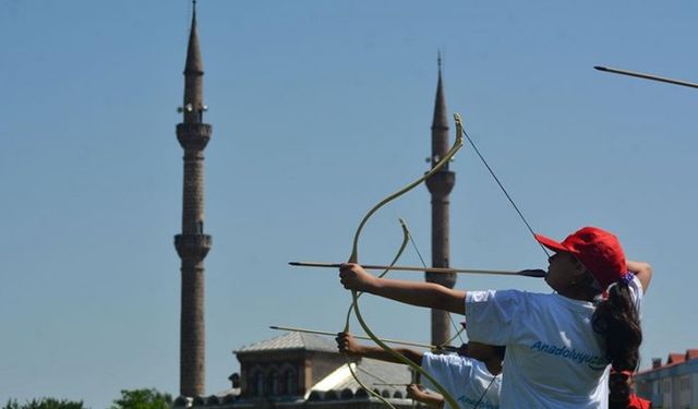 Ani'nin fethinin yıl dönümünde okçular hedefleri 12'den vurdu