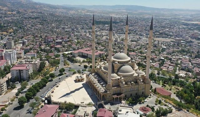 Depremde hasar gören Abdülhamit Han Camisi'ndeki onarım büyük oranda tamamlandı