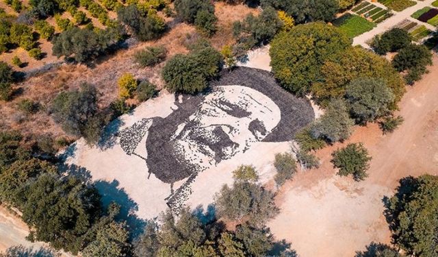Aşık Veysel'in vefatının 50. yılında Bodrum'da topraktan dev portresi yapıldı