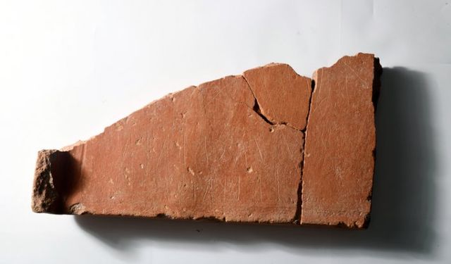 Daskyleion'da 2 bin 500 yıllık 'zar oyunu tablası' bulundu