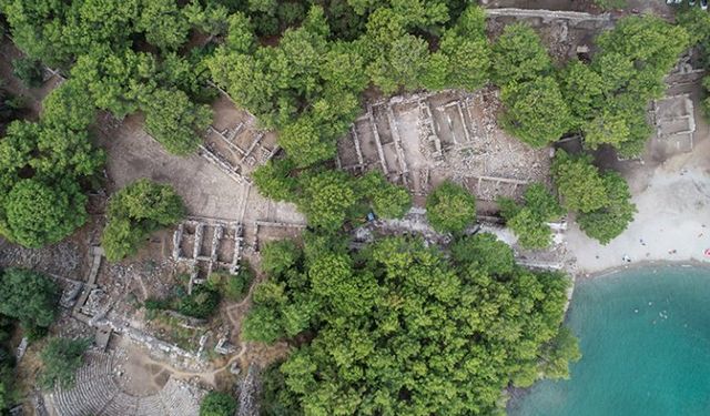 Phaselis Antik Kenti'ndeki ana caddenin tamamı gün yüzüne çıkarılıyor